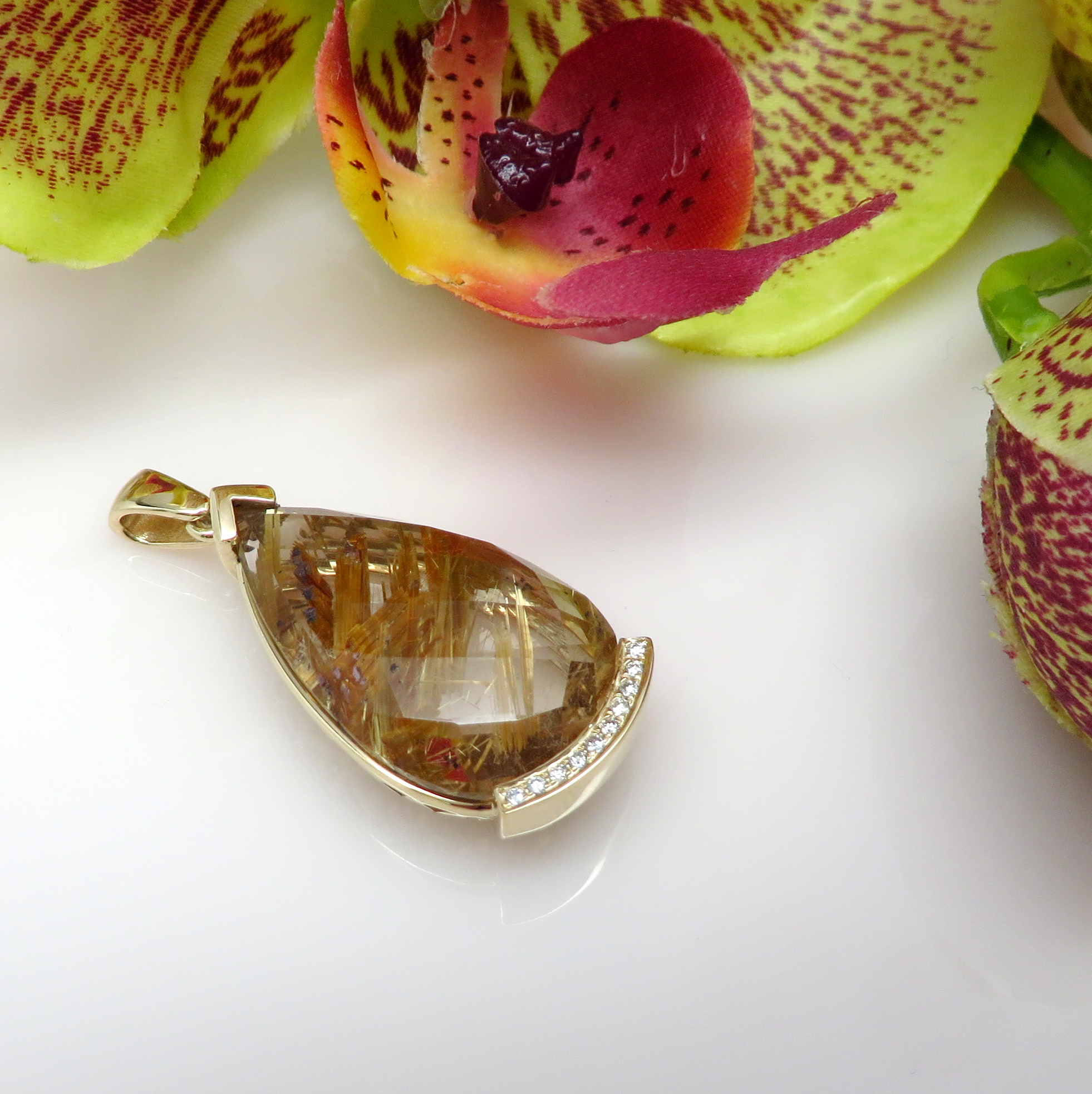 Pendentif, Or Jaune Serti D'un Quartz Rutilé Et De Diamants