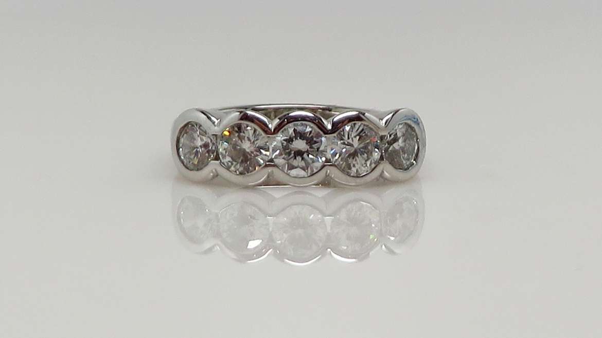 Semi-éternité or blanc serti de 5 diamants ronds de 0.20ct pour un total de 1ct