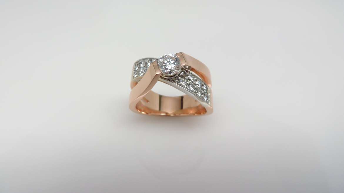 Bague large pour femme or 14 k blanc et rose serti d&rsquo;un diamant de central de 0.50 ct et de 20 diamants de 0.029ct pout un total de 0.58 ct