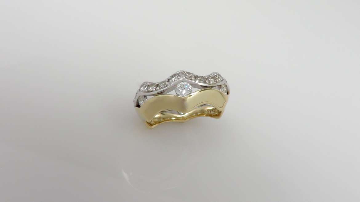 Jonc pour femme or jaune et blanc serti de 21 diamants ronds pour un total de 0.92 ct