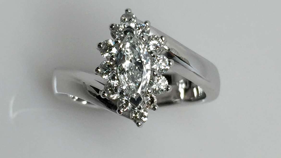 Bague or blanc serti d&rsquo;un diamant de taille marquise de 0.32ct et 12 diamants ronds pour un total de 0.35 ct