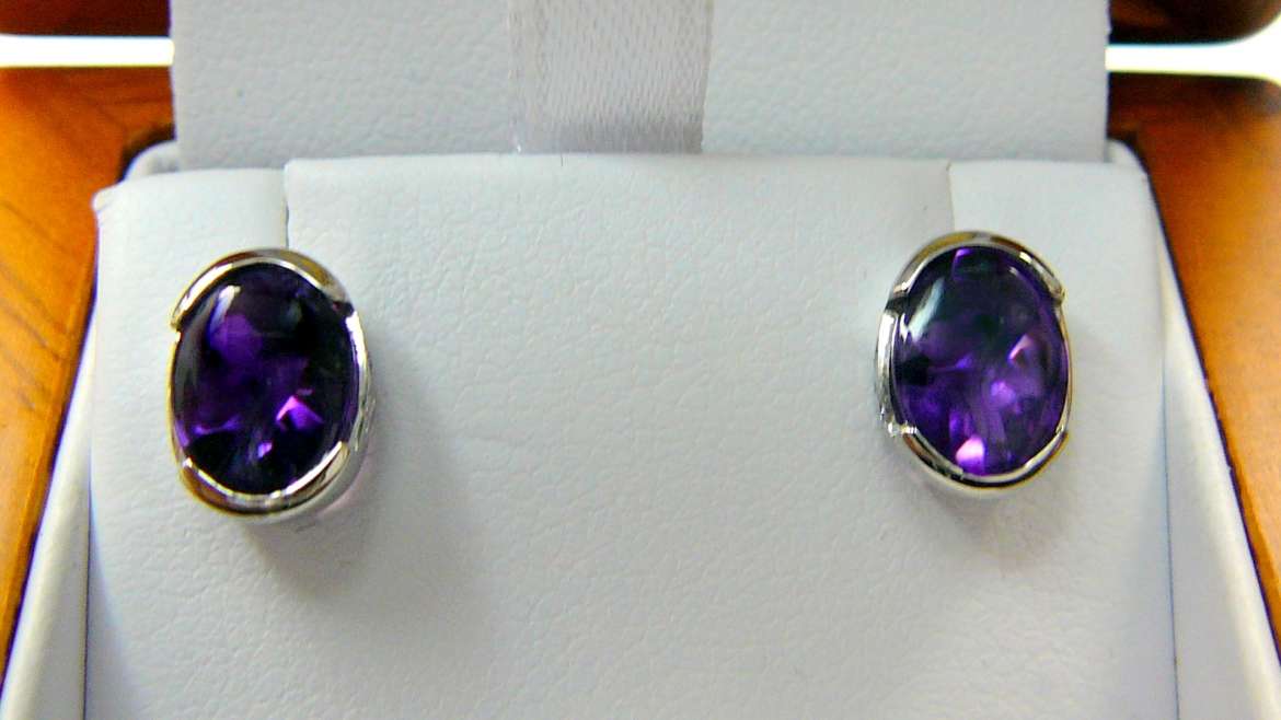 Boucles d&rsquo;oreilles en or blanc sertis d&rsquo;améthyste de taille cabochon