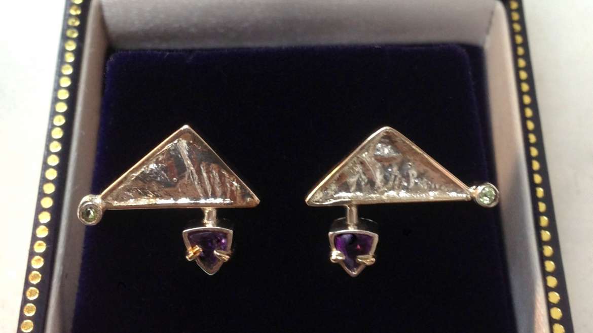 Boucle d&rsquo;oreille faites à la mains en argent et or 18k serti d&rsquo;une améthyste et péridot
