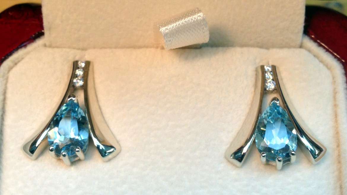 Boucles d&rsquo;oreilles faites à la mains, en or blanc serti de diamants et topaz bleu