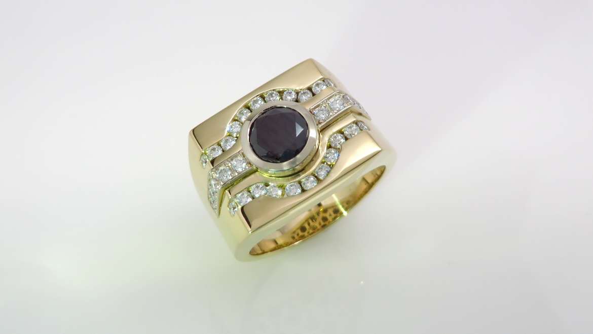 Bague pour homme, or jaune 14kt, serti d&rsquo;un diamant noir de 0.98ct et de 31 diamants de 0.015ct et 0.02 ct