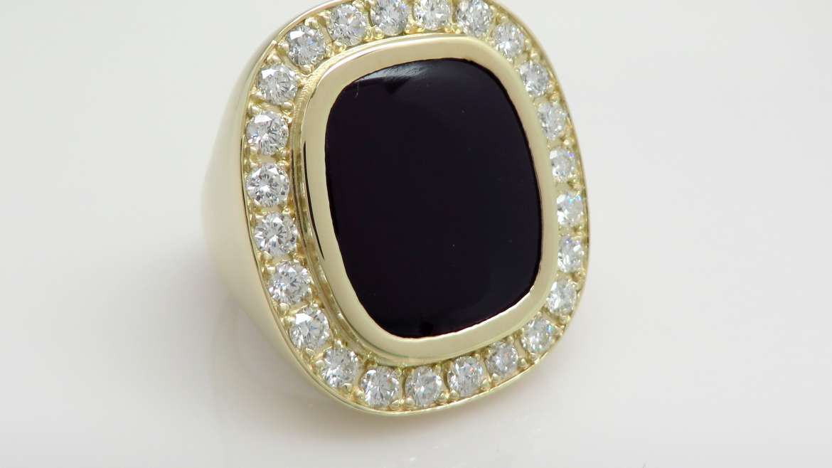 Bague pour homme or jaune 10k sertie d'un onyx et de 24 diamants totalisant 1.2 ct. Octeau Bague pour homme or jaune 10k sertie d'un onyx et de 24 diamants totalisant 1.2 ct. Octeau