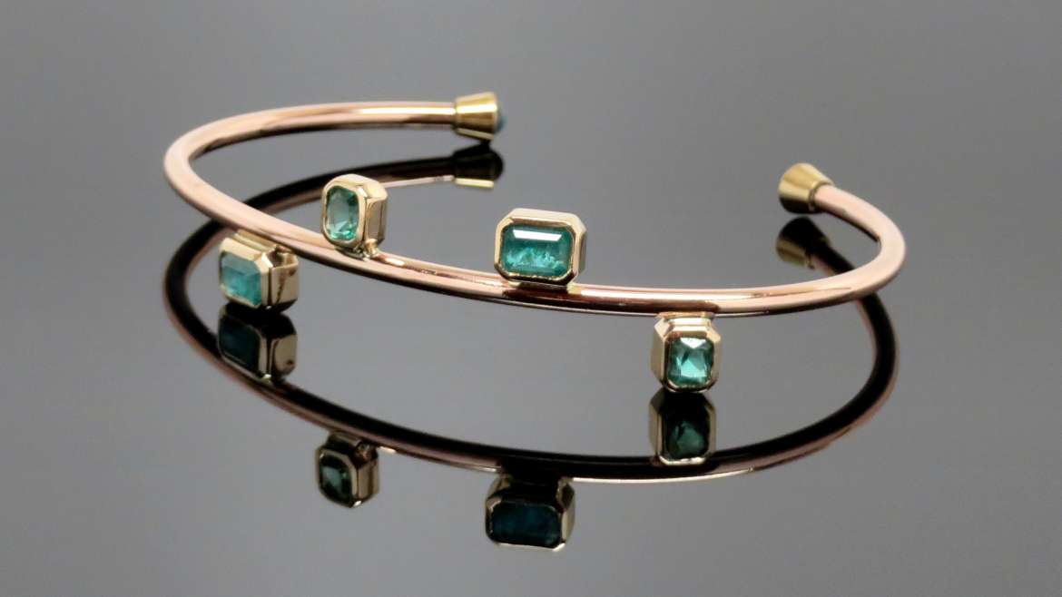 Bracelet fait à la main en or rose sertis d&rsquo;émeraudes