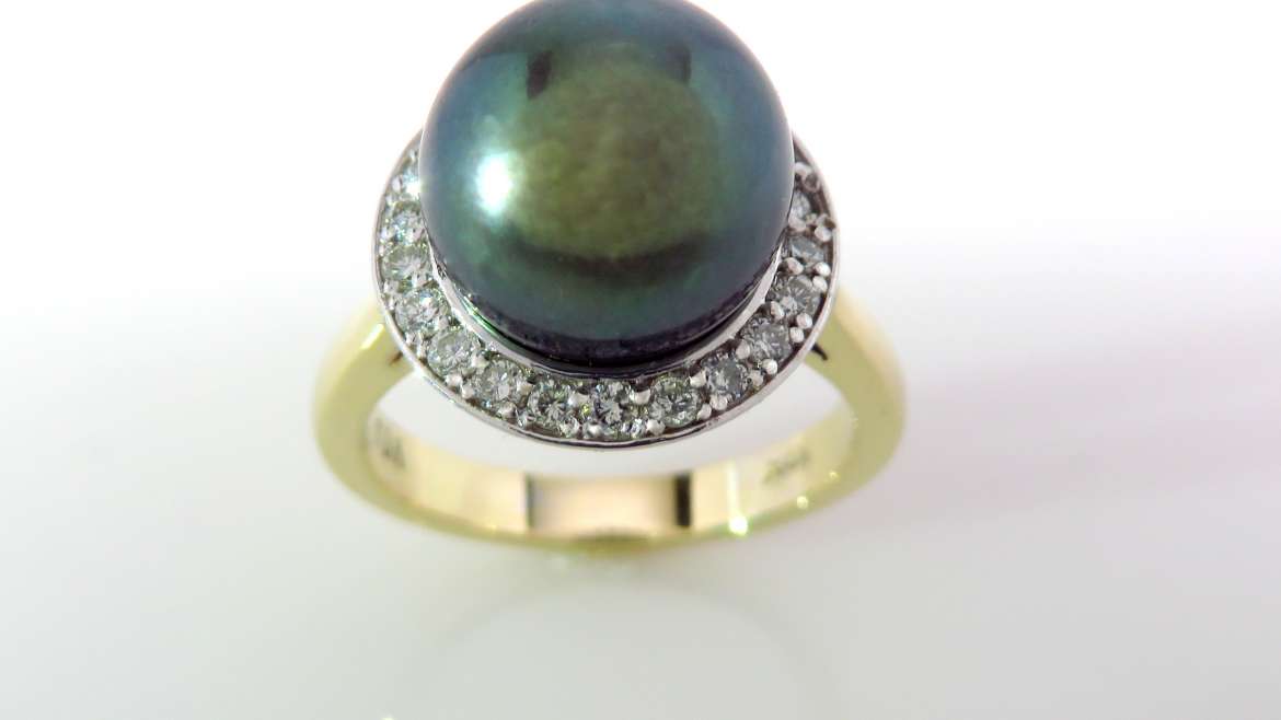 Bague 10k 2 tons serti d&rsquo;une perle de Tahiti de 9.4 mm et de 22 diamants pour un total 0.22ct