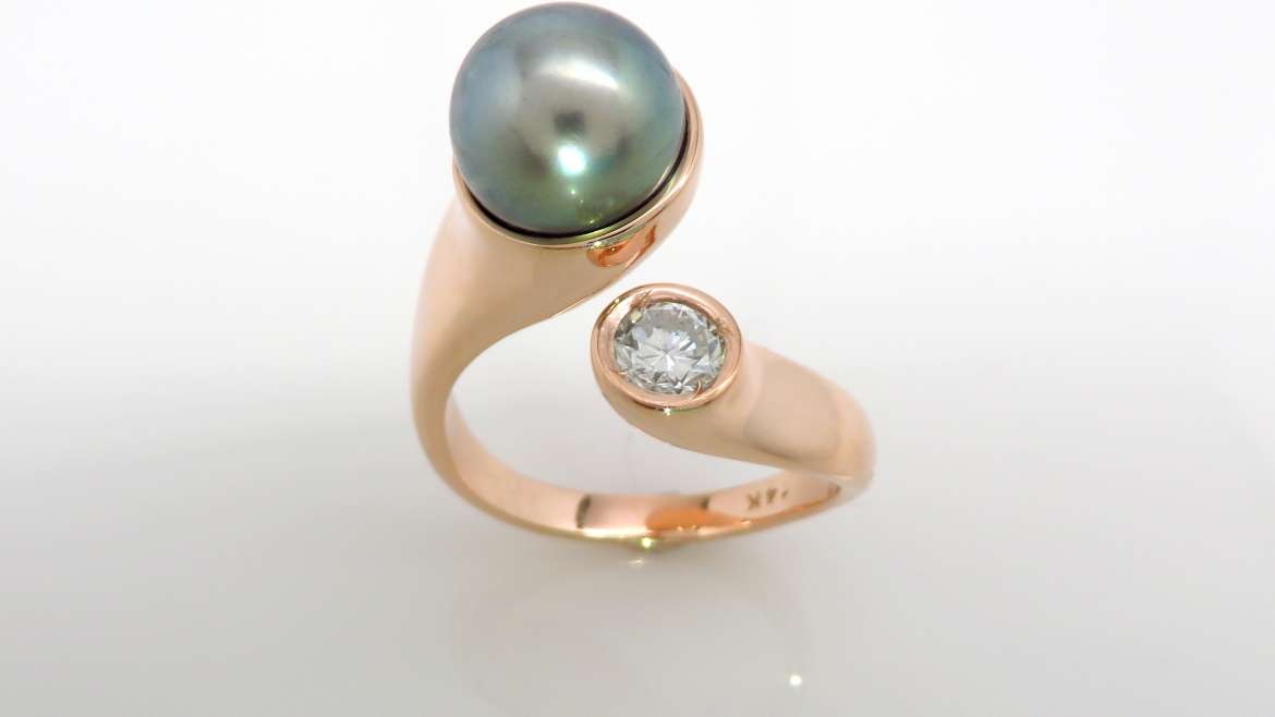 Bague or rose 14k serti d&rsquo;une perle de tahiti de 9.8 mm et d&rsquo;un diamant de .40ct