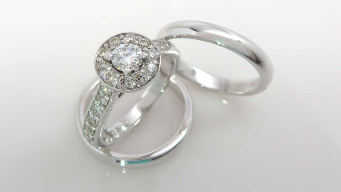 Bague or blanc 14k avec un total de 0.72 ct de diamants