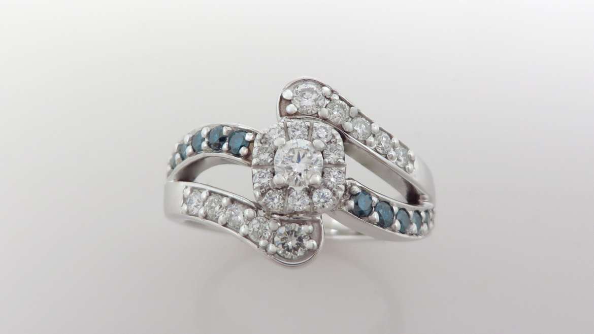 Bague or blanc 14 k sertis d&rsquo;un total de 0.71 ct de diamants blanc et bleu