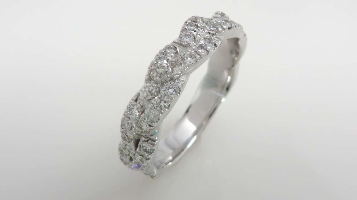 Jonc éternité en or blanc 14 k palladium, sertis d&rsquo;un total de 0.70 ctde diamants
