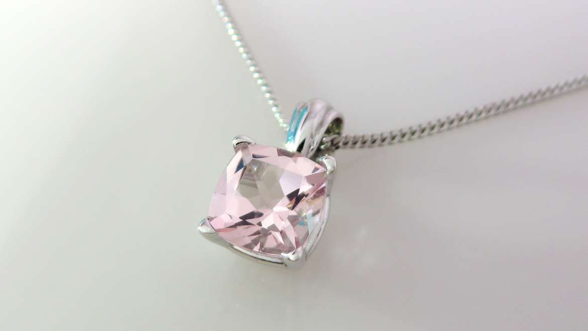 Pendentif 14k blanc sertie d&rsquo;une morganite cushion de 1.5ct