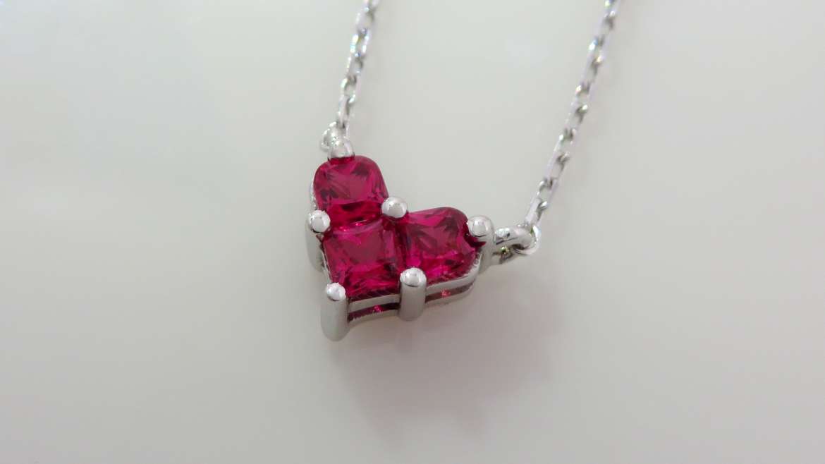 Pendentif coeur en or blanc 10 k sertis de ruby de forme princesse