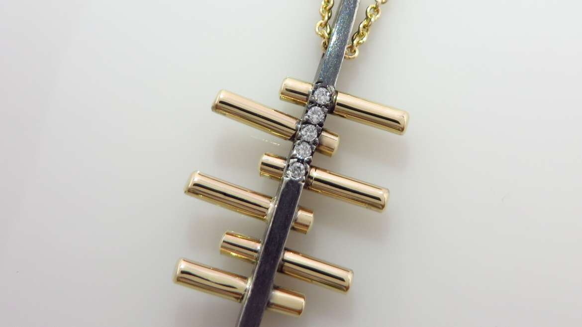 Pendentif fait à la mains en argent oxydé et or jaune 10 k sertis de 5 diamants