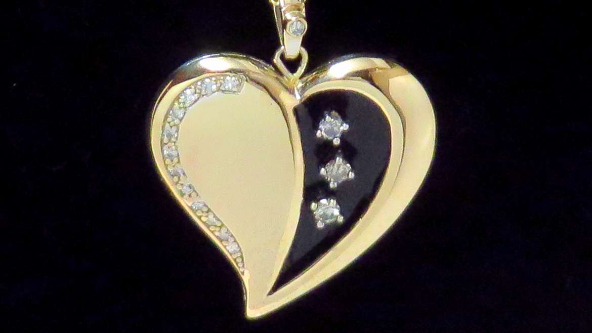 pendentif coeur en or jaune sertis de diamants