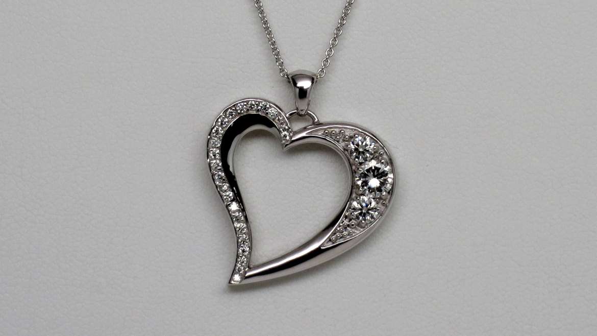 pendentif coeur en or blanc sertis de diamants
