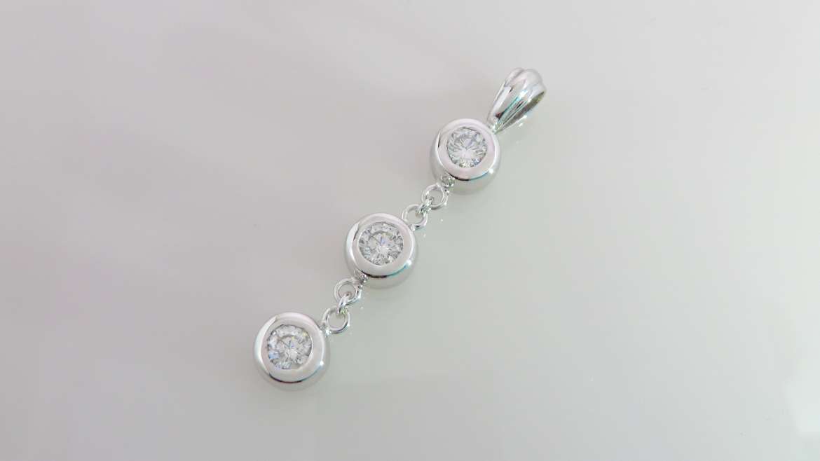 pendentif en or blanc sertis de diamants