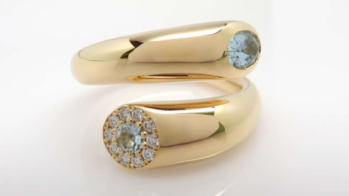Bague split en or jaune 14 k, sertis de diamants et d&rsquo;aigue-marine