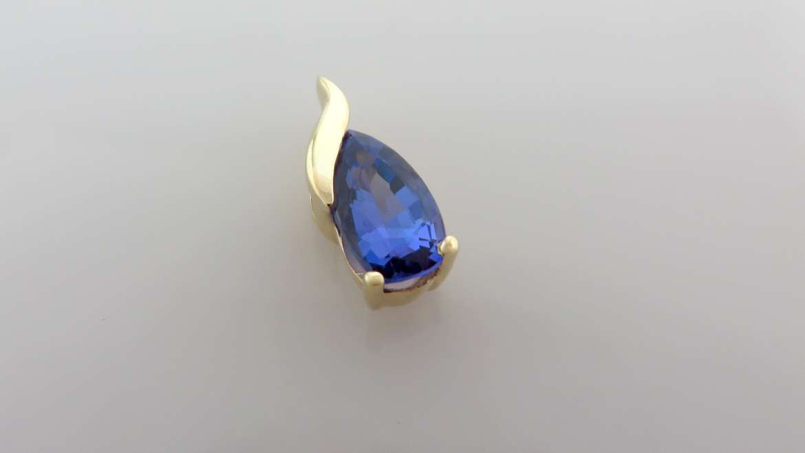 Pendentif 10 k jaune sertis d&rsquo;une Tanzanite