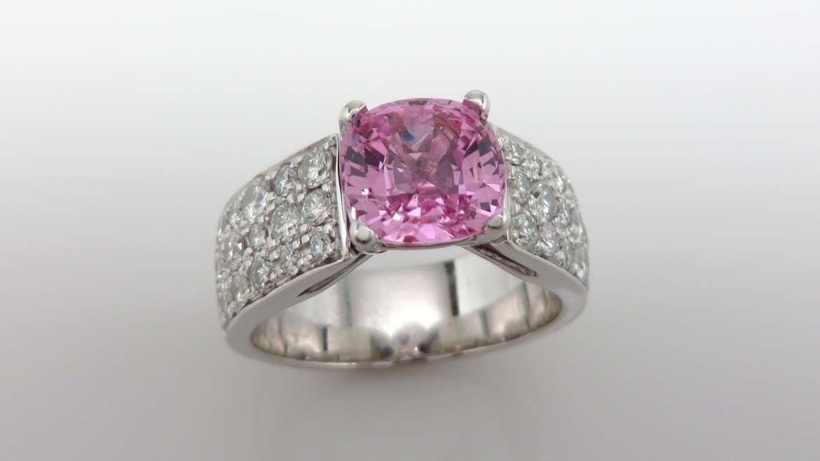 Solitaire 18 k blanc sertis d&rsquo;un saphir de 2.21 ct et de diamants