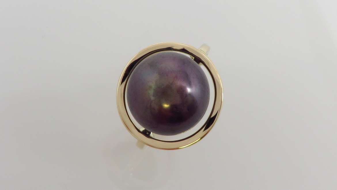 Bague fait à la mains en or jaune 10 k sertis d&rsquo;une perle de couleur chocolat