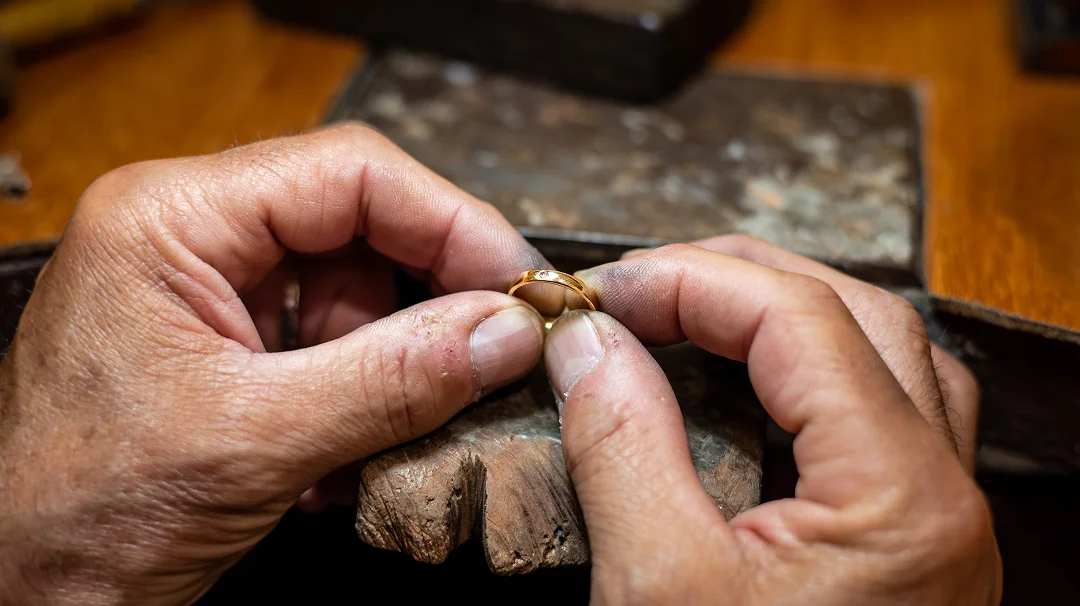 Nettoyer les bijoux en or : guide pour préserver leur beauté