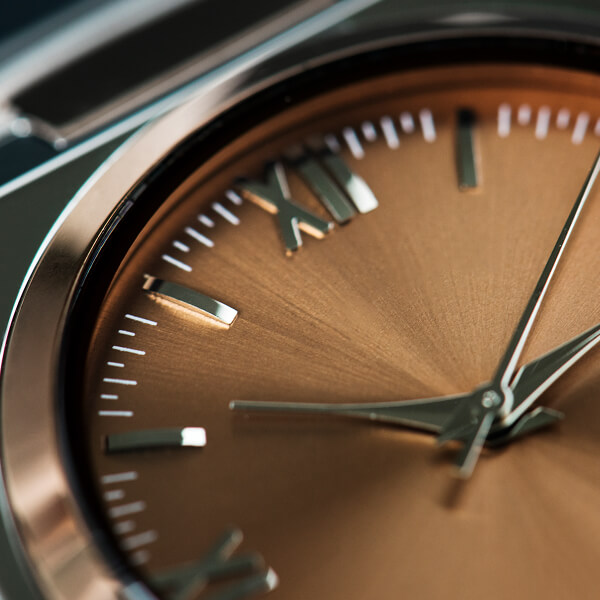 Gros plan sur le bracelet et le cadran d’une montre de haute gamme, mettant en valeur un élément souvent sous-estimé.