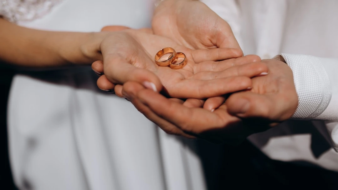Jonc-de-mariage-un-symbole-grave-pour-la-vie